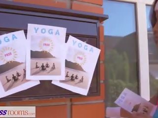 Fitness zimmer erwachsene film yoga für groß titten asiatisch lesbisch: erwachsene klammer af