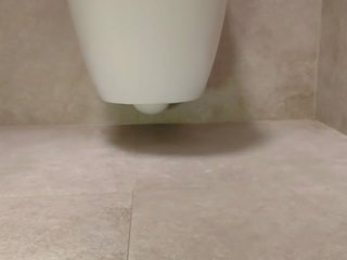 Привабливий ніжки в в туалет
